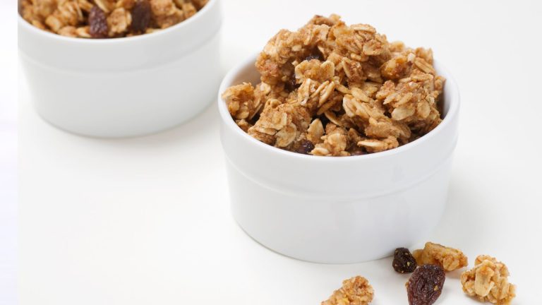 Sourdough discard granola recipe (crunchy, sweet and easy)