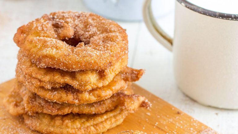 Crispy sourdough apple fritters – delight at every bite!