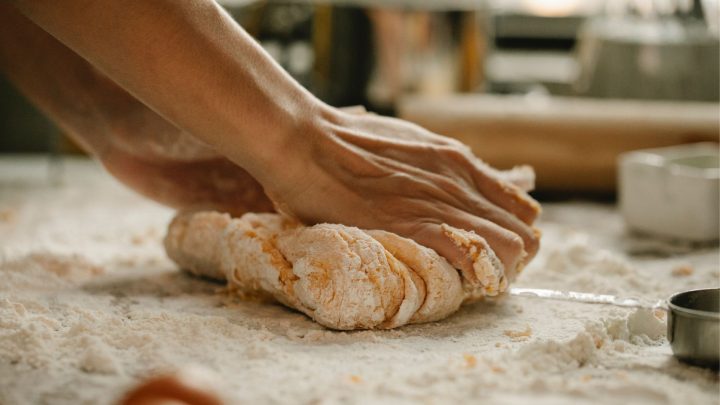 How to stretch and fold sourdough [a detailed guide]