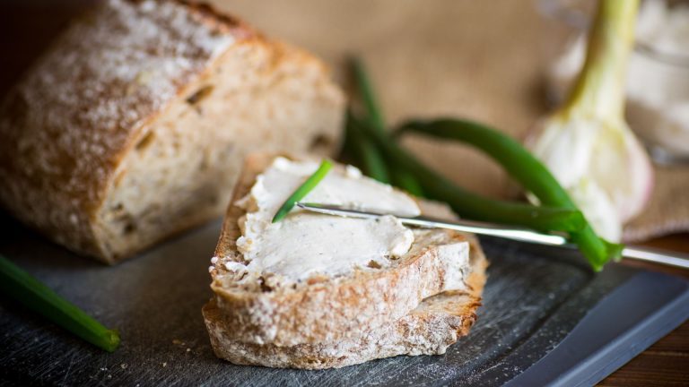 Low fodmap sourdough bread – your guide to baking and choosing gut friendly bread