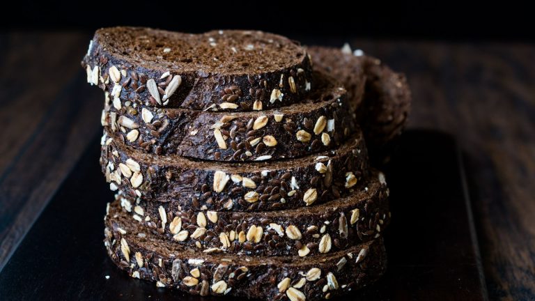 How to make pumpernickel bread: easier than you think!