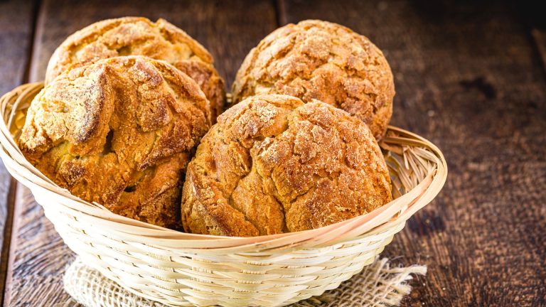 How to make broa de milho [portuguese corn and rye bread]