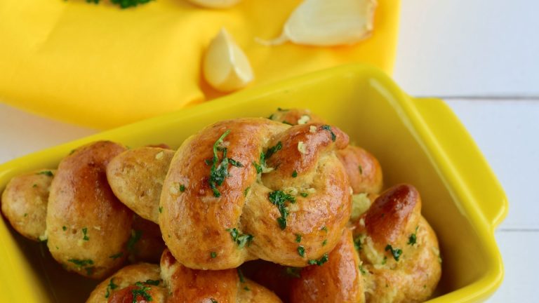 Sourdough garlic knots recipe (rich and super satisfying! )