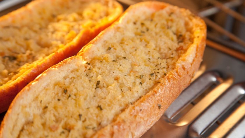 Ultimate guide to garlic bread (best recipe ever + 5 delicious variations to try)