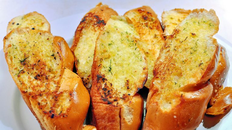 Ultimate guide to garlic bread (best recipe ever + 5 delicious variations to try)